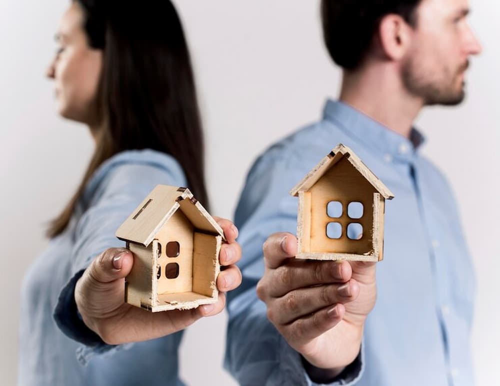Pareja afrontando la extinción de condominio
